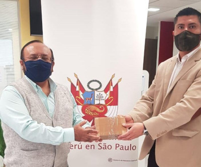 Cientistas peruanos da UNICAMP entregaram para o consulado peruano material de laboratório contra Covid-19  