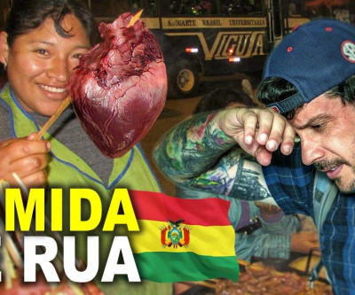 O Mochileiro Mayke confere a comida de Rua em La Paz na Bolívia