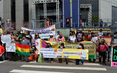 Com o slogan AGENDAMENTO JÁ!!!  Imigrantes realizam protesto em frente a PF em São Paulo.
