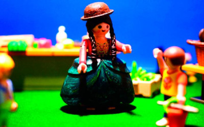 A cholita, mulher aimará boliviana chega em figura personalizada ao universo Playmobil