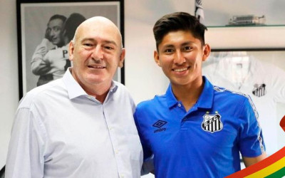 Miguelito assina primeiro contrato profissional com o Santos FC