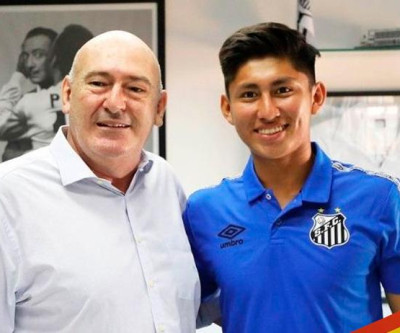 Miguelito assina primeiro contrato profissional com o Santos FC