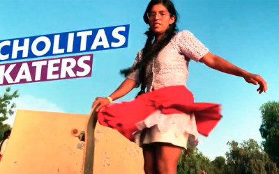 Bolivianas usam roupas tradicionais para andar de skate