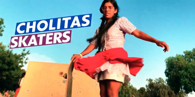 Bolivianas usam roupas tradicionais para andar de skate