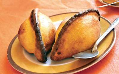 A saltenha boliviana é um salgado delicioso que tem conquistado o paladar dos brasileiros