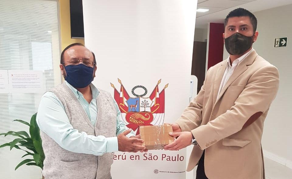 Cientistas peruanos da UNICAMP entregaram para o consulado peruano material de laboratório contra Covid-19  