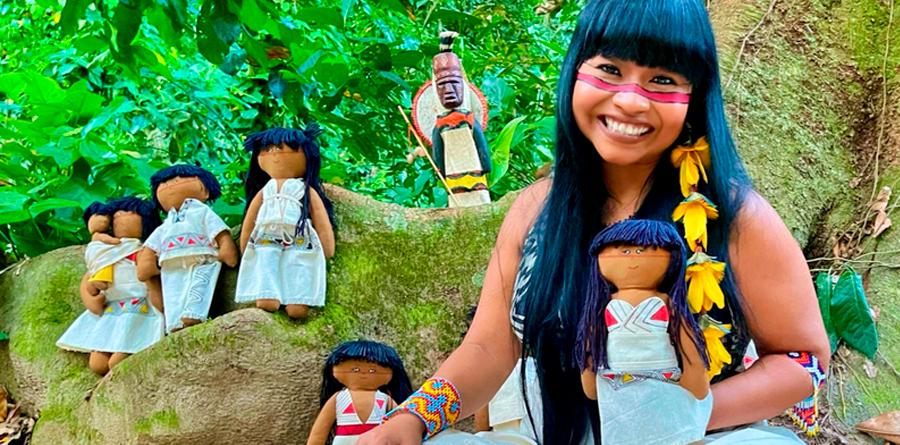 Indígena cria linha de bonecas para promover história do povo Tikuna 